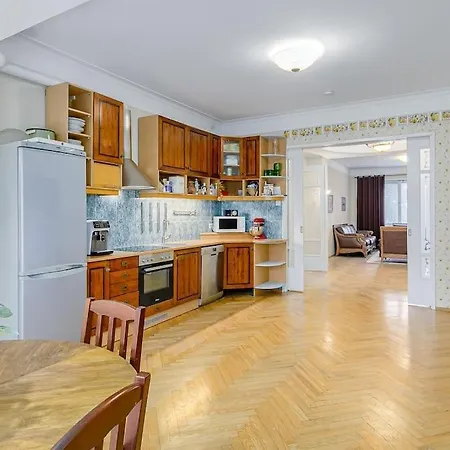 Elegance In The Heart Of - 150 M2 Luxurious With 4 Large Bedrooms! Apartment Reval